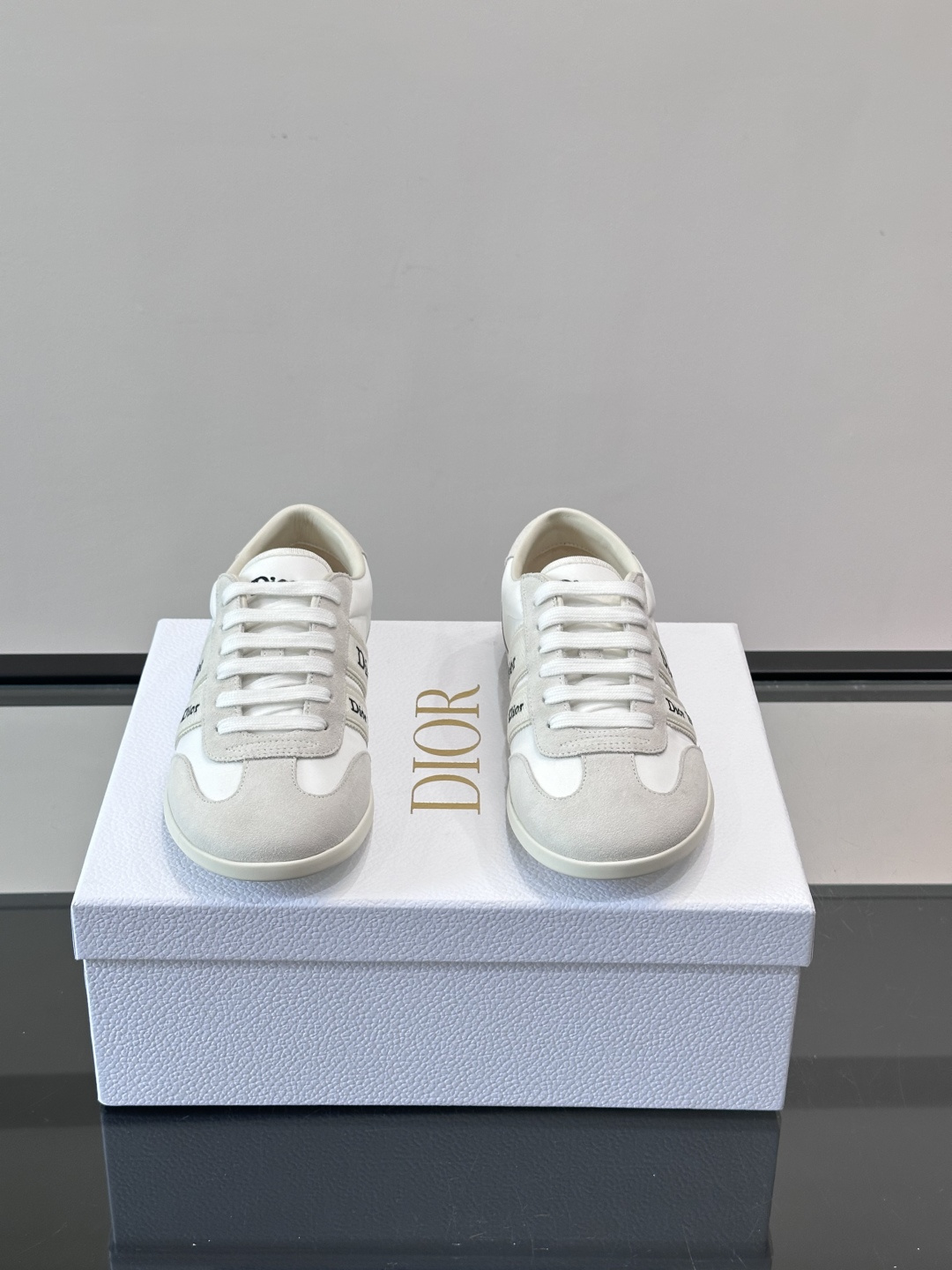 👟Dior Dway运动鞋，经典低帮设计，皮革+麂皮拼接，侧面“Dior”刺绣超有辨识度✨。橡胶鞋底，穿
