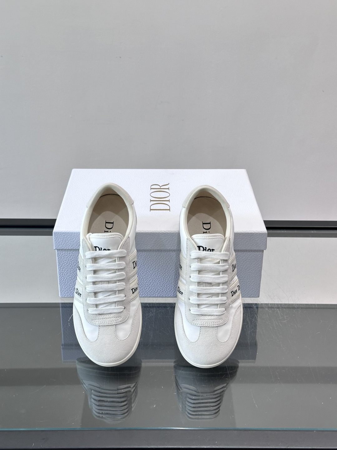 👟Dior Dway运动鞋，经典低帮设计，皮革+麂皮拼接，侧面“Dior”刺绣超有辨识度✨。橡胶鞋底，穿