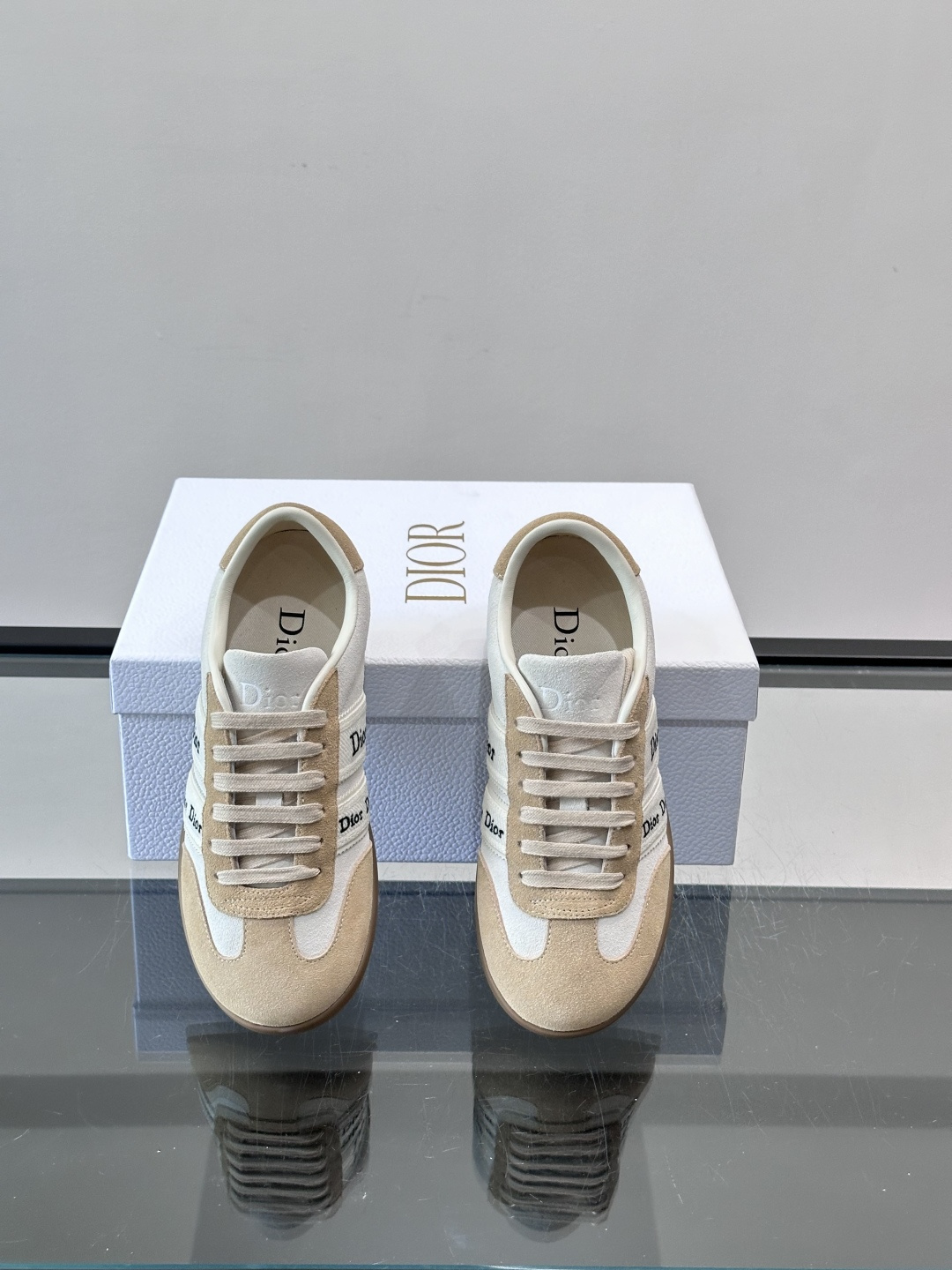 👟Dior Dway运动鞋，经典低帮设计，皮革+麂皮拼接，侧面“Dior”刺绣超有辨识度✨。橡胶鞋底，穿