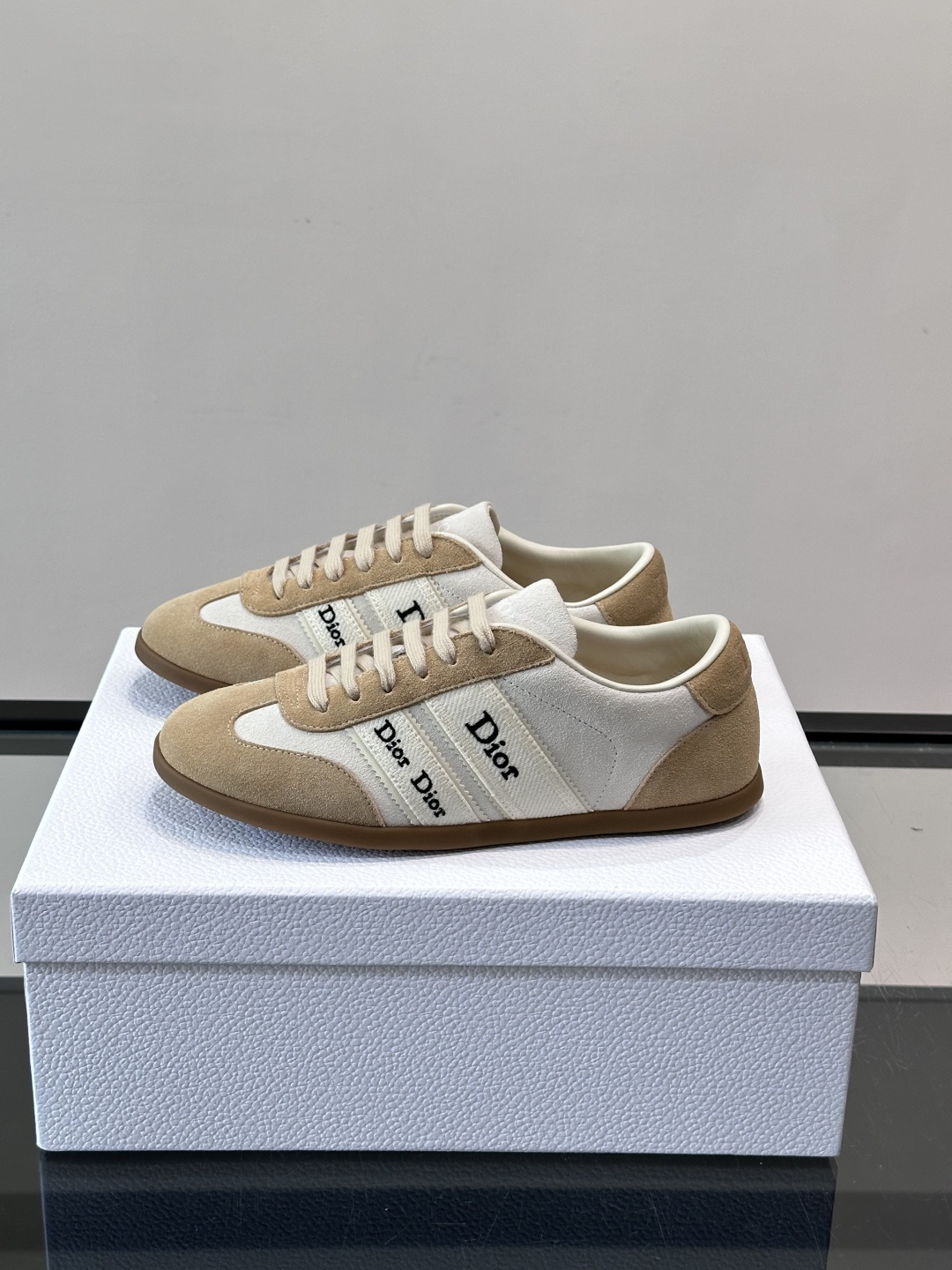 👟Dior Dway运动鞋，经典低帮设计，皮革+麂皮拼接，侧面“Dior”刺绣超有辨识度✨。橡胶鞋底，穿