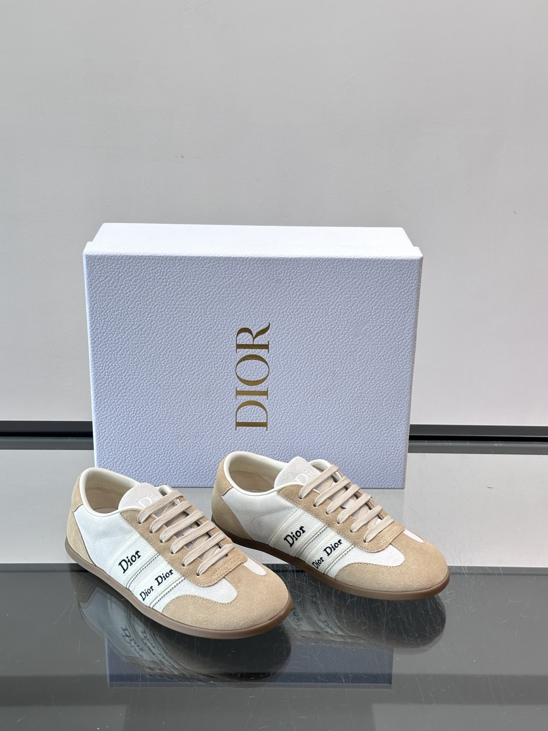 👟Dior Dway运动鞋，经典低帮设计，皮革+麂皮拼接，侧面“Dior”刺绣超有辨识度✨。橡胶鞋底，穿