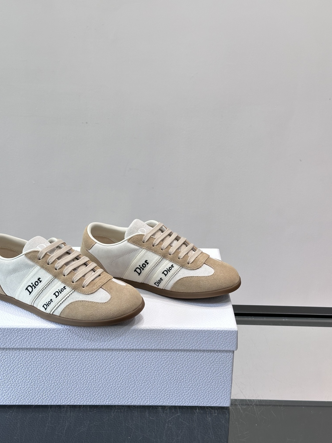 👟Dior Dway运动鞋，经典低帮设计，皮革+麂皮拼接，侧面“Dior”刺绣超有辨识度✨。橡胶鞋底，穿