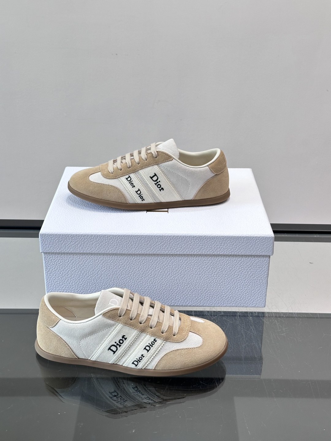 👟Dior Dway运动鞋，经典低帮设计，皮革+麂皮拼接，侧面“Dior”刺绣超有辨识度✨。橡胶鞋底，穿