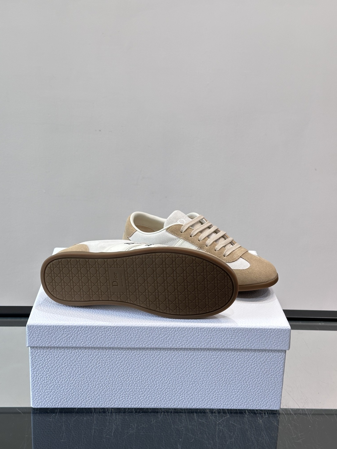 👟Dior Dway运动鞋，经典低帮设计，皮革+麂皮拼接，侧面“Dior”刺绣超有辨识度✨。橡胶鞋底，穿