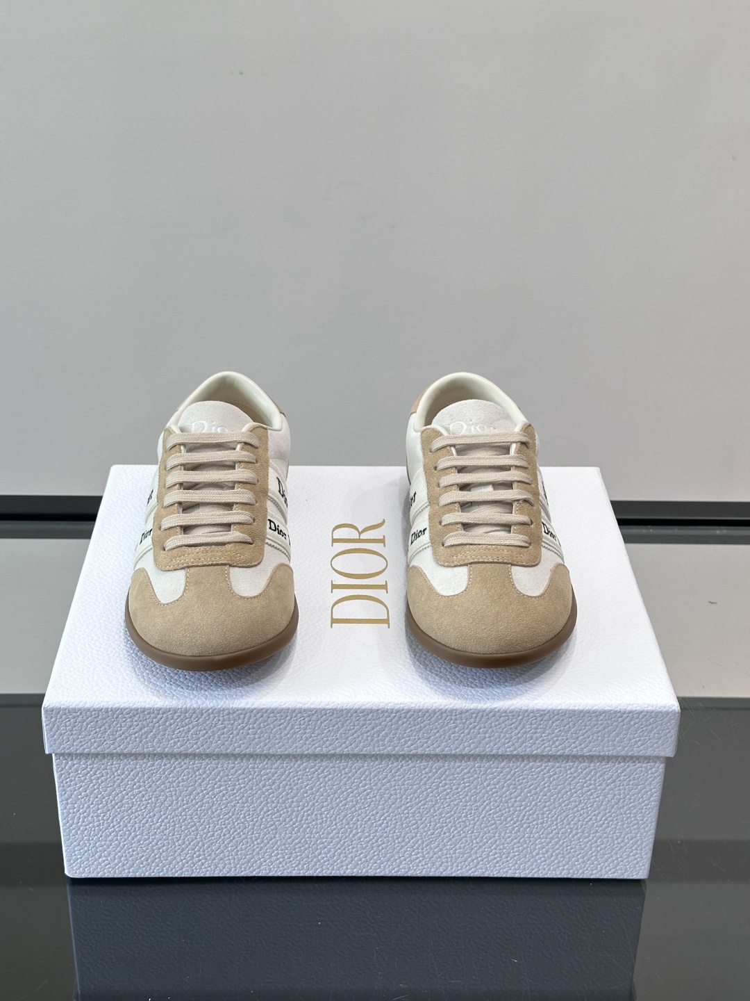👟Dior Dway运动鞋，经典低帮设计，皮革+麂皮拼接，侧面“Dior”刺绣超有辨识度✨。橡胶鞋底，穿