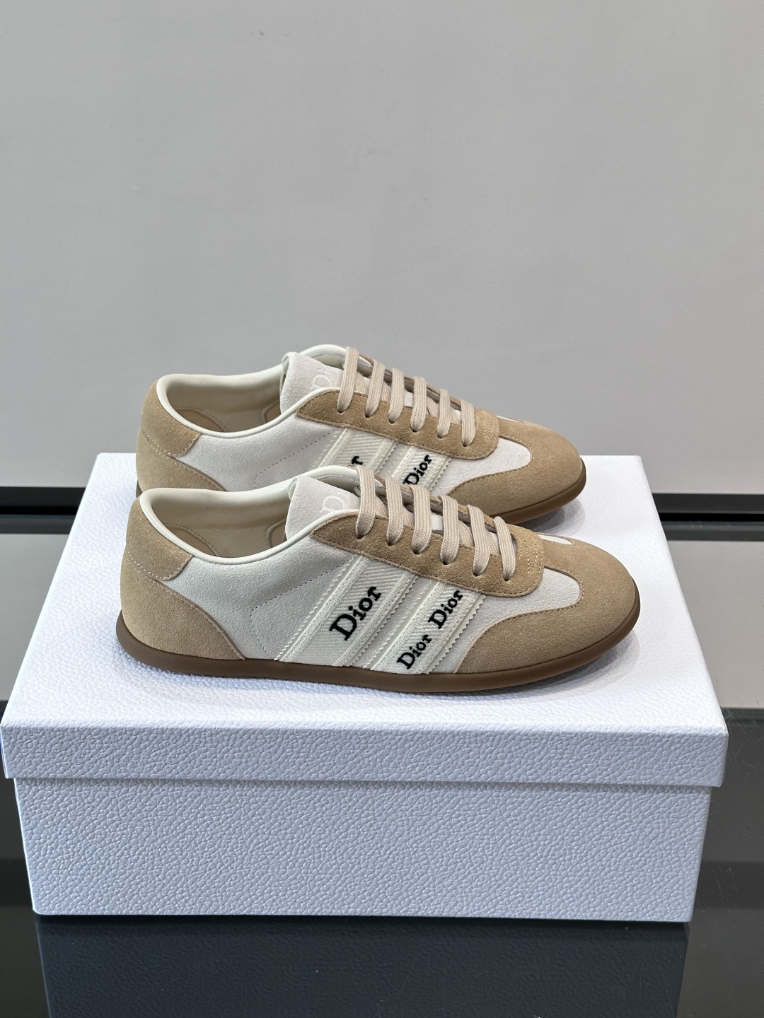 👟Dior Dway运动鞋，经典低帮设计，皮革+麂皮拼接，侧面“Dior”刺绣超有辨识度✨。橡胶鞋底，穿