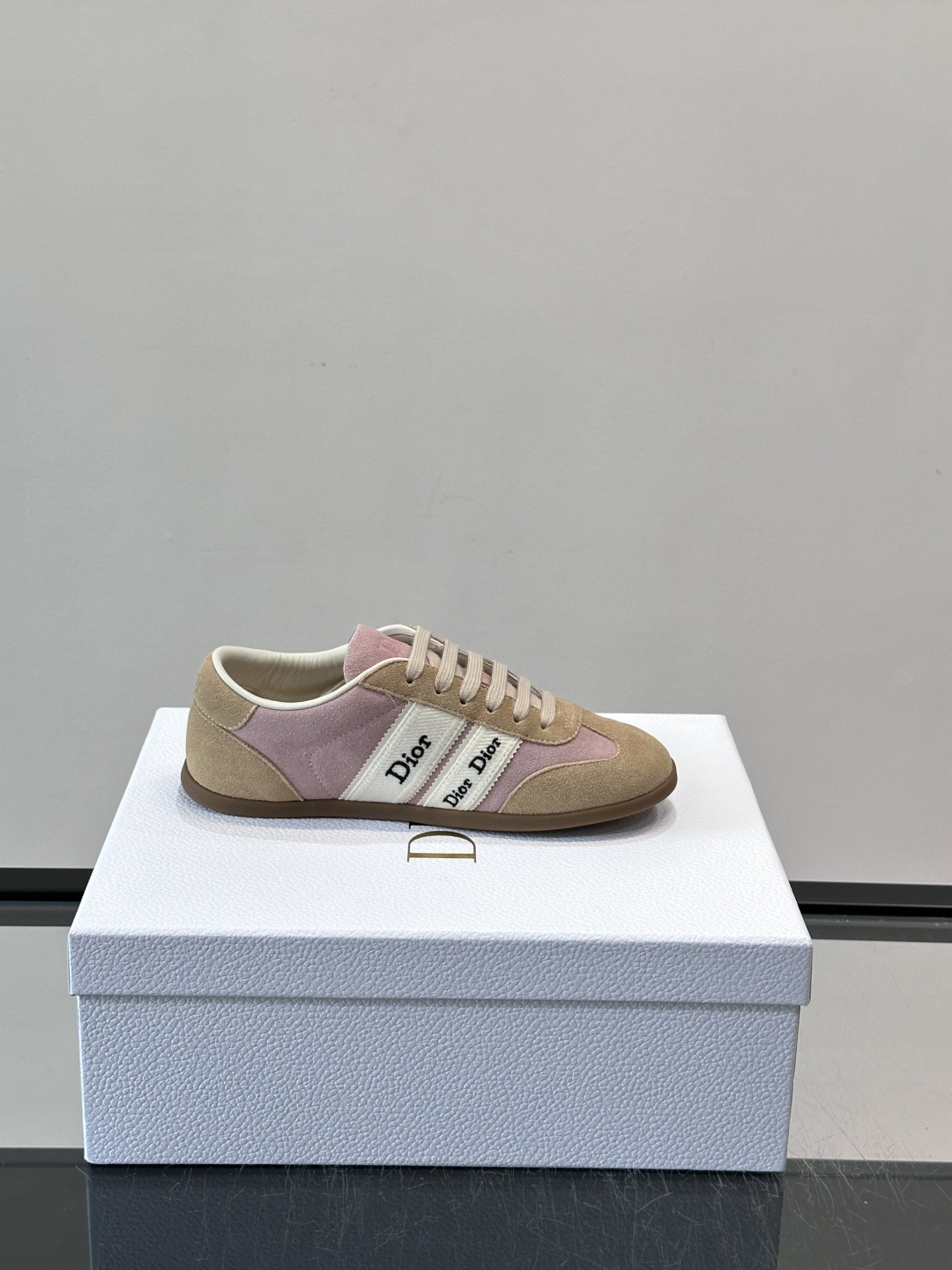 👟Dior Dway运动鞋，经典低帮设计，皮革+麂皮拼接，侧面“Dior”刺绣超有辨识度✨。橡胶鞋底，穿