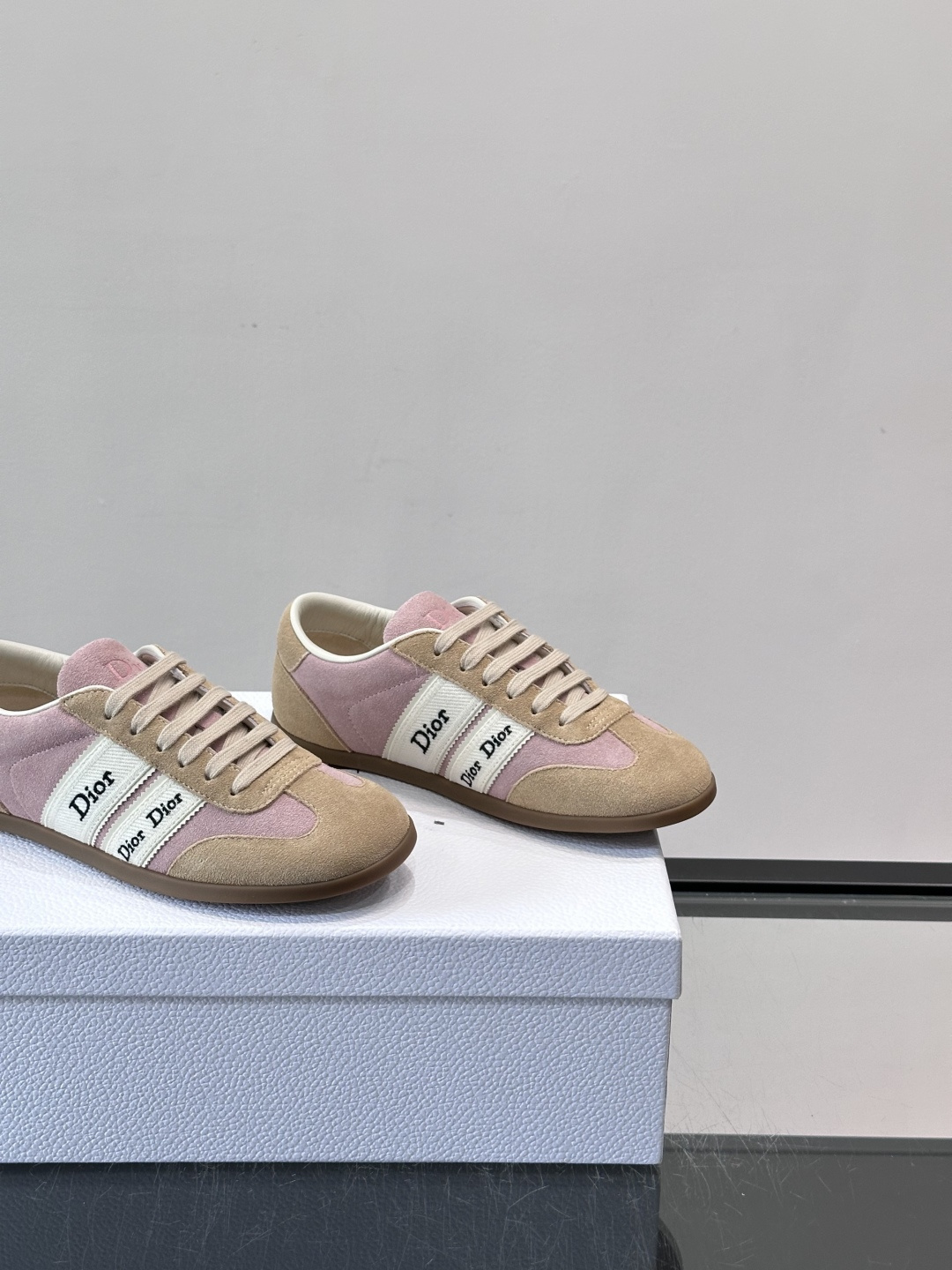 👟Dior Dway运动鞋，经典低帮设计，皮革+麂皮拼接，侧面“Dior”刺绣超有辨识度✨。橡胶鞋底，穿