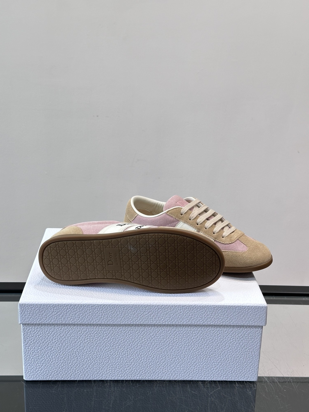 👟Dior Dway运动鞋，经典低帮设计，皮革+麂皮拼接，侧面“Dior”刺绣超有辨识度✨。橡胶鞋底，穿