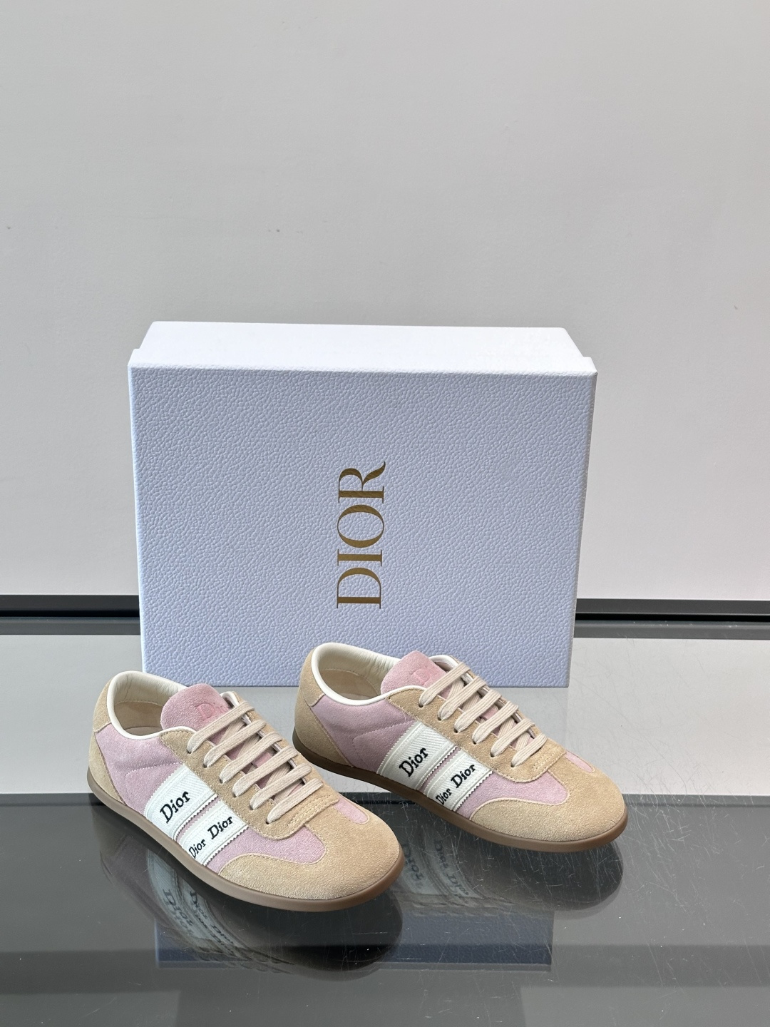 👟Dior Dway运动鞋，经典低帮设计，皮革+麂皮拼接，侧面“Dior”刺绣超有辨识度✨。橡胶鞋底，穿