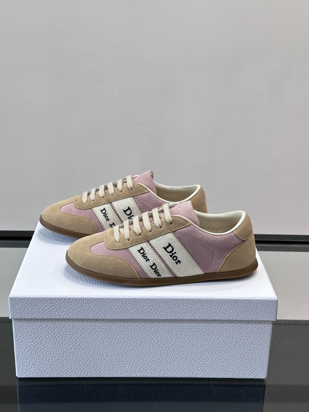 👟Dior Dway运动鞋，经典低帮设计，皮革+麂皮拼接，侧面“Dior”刺绣超有辨识度✨。橡胶鞋底，穿