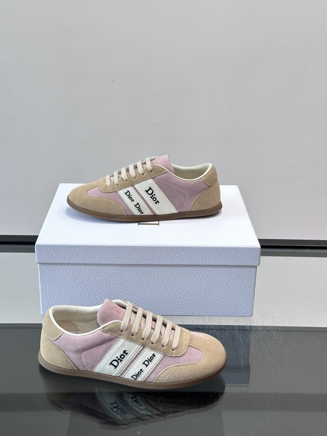 👟Dior Dway运动鞋，经典低帮设计，皮革+麂皮拼接，侧面“Dior”刺绣超有辨识度✨。橡胶鞋底，穿