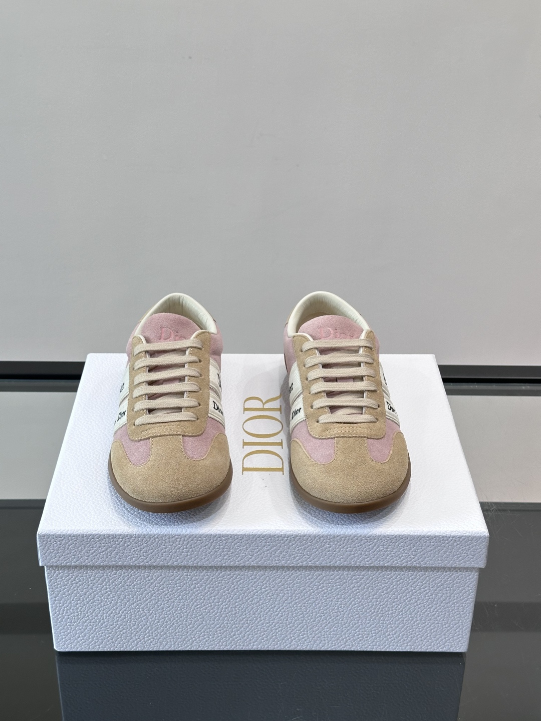 👟Dior Dway运动鞋，经典低帮设计，皮革+麂皮拼接，侧面“Dior”刺绣超有辨识度✨。橡胶鞋底，穿