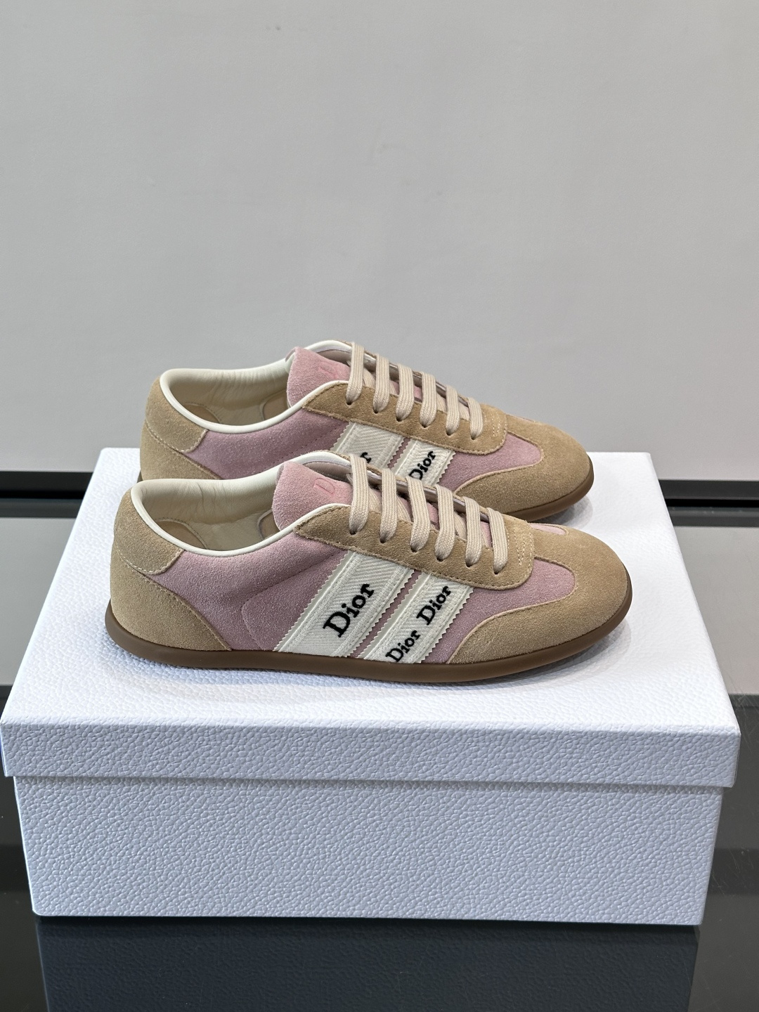 👟Dior Dway运动鞋，经典低帮设计，皮革+麂皮拼接，侧面“Dior”刺绣超有辨识度✨。橡胶鞋底，穿