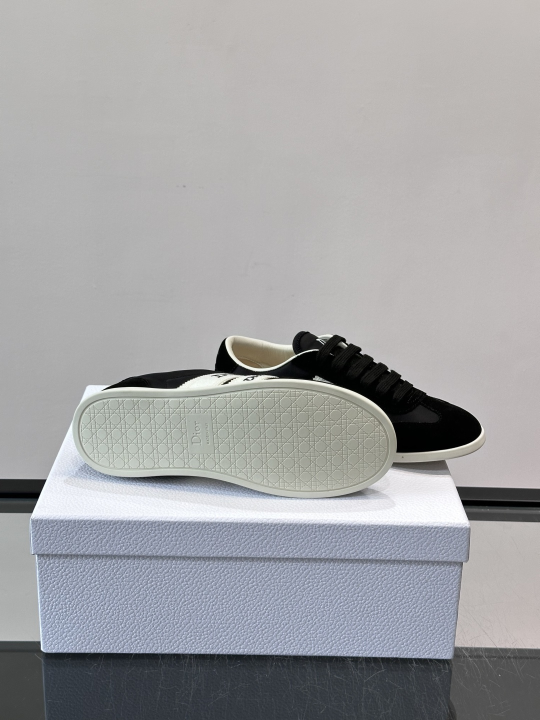 👟Dior Dway运动鞋，经典低帮设计，皮革+麂皮拼接，侧面“Dior”刺绣超有辨识度✨。橡胶鞋底，穿