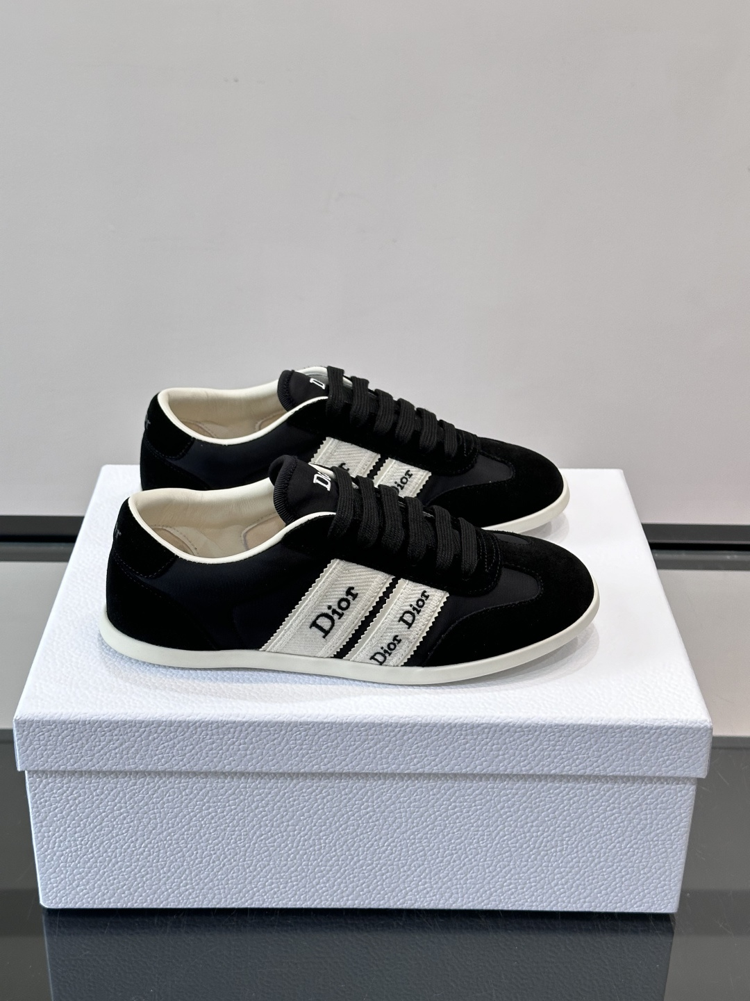 👟Dior Dway运动鞋，经典低帮设计，皮革+麂皮拼接，侧面“Dior”刺绣超有辨识度✨。橡胶鞋底，穿
