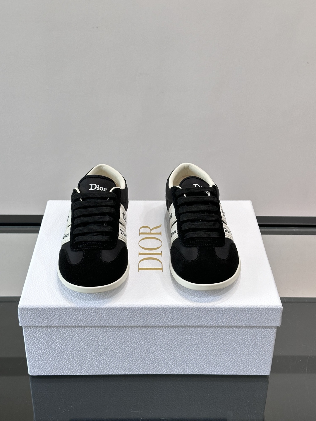 👟Dior Dway运动鞋，经典低帮设计，皮革+麂皮拼接，侧面“Dior”刺绣超有辨识度✨。橡胶鞋底，穿
