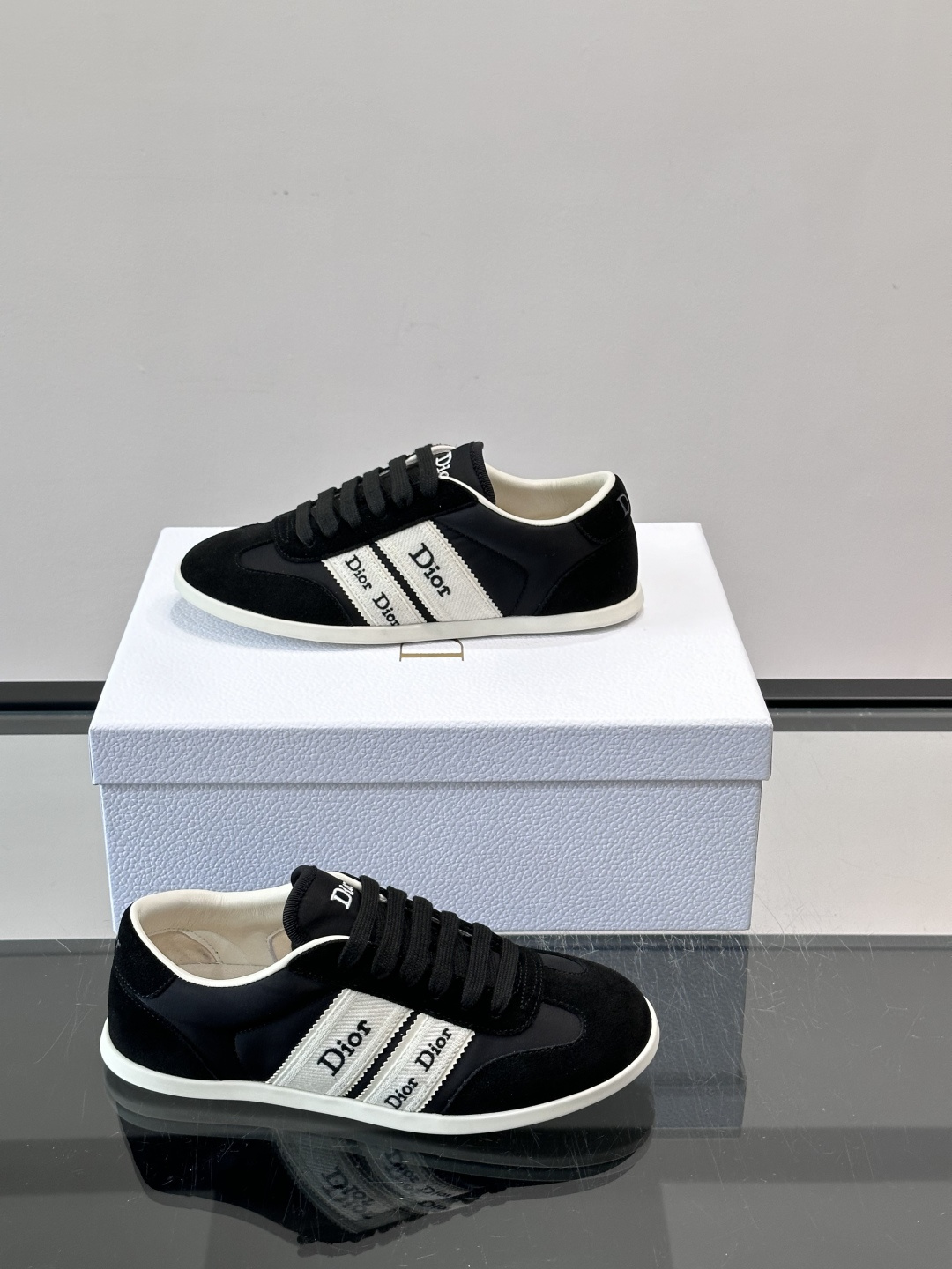 👟Dior Dway运动鞋，经典低帮设计，皮革+麂皮拼接，侧面“Dior”刺绣超有辨识度✨。橡胶鞋底，穿