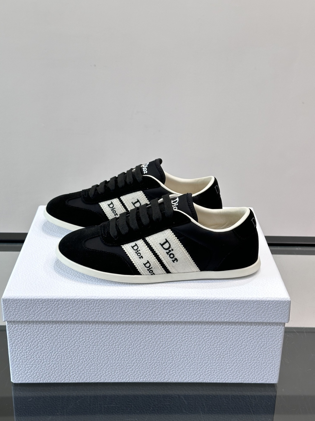 👟Dior Dway运动鞋，经典低帮设计，皮革+麂皮拼接，侧面“Dior”刺绣超有辨识度✨。橡胶鞋底，穿