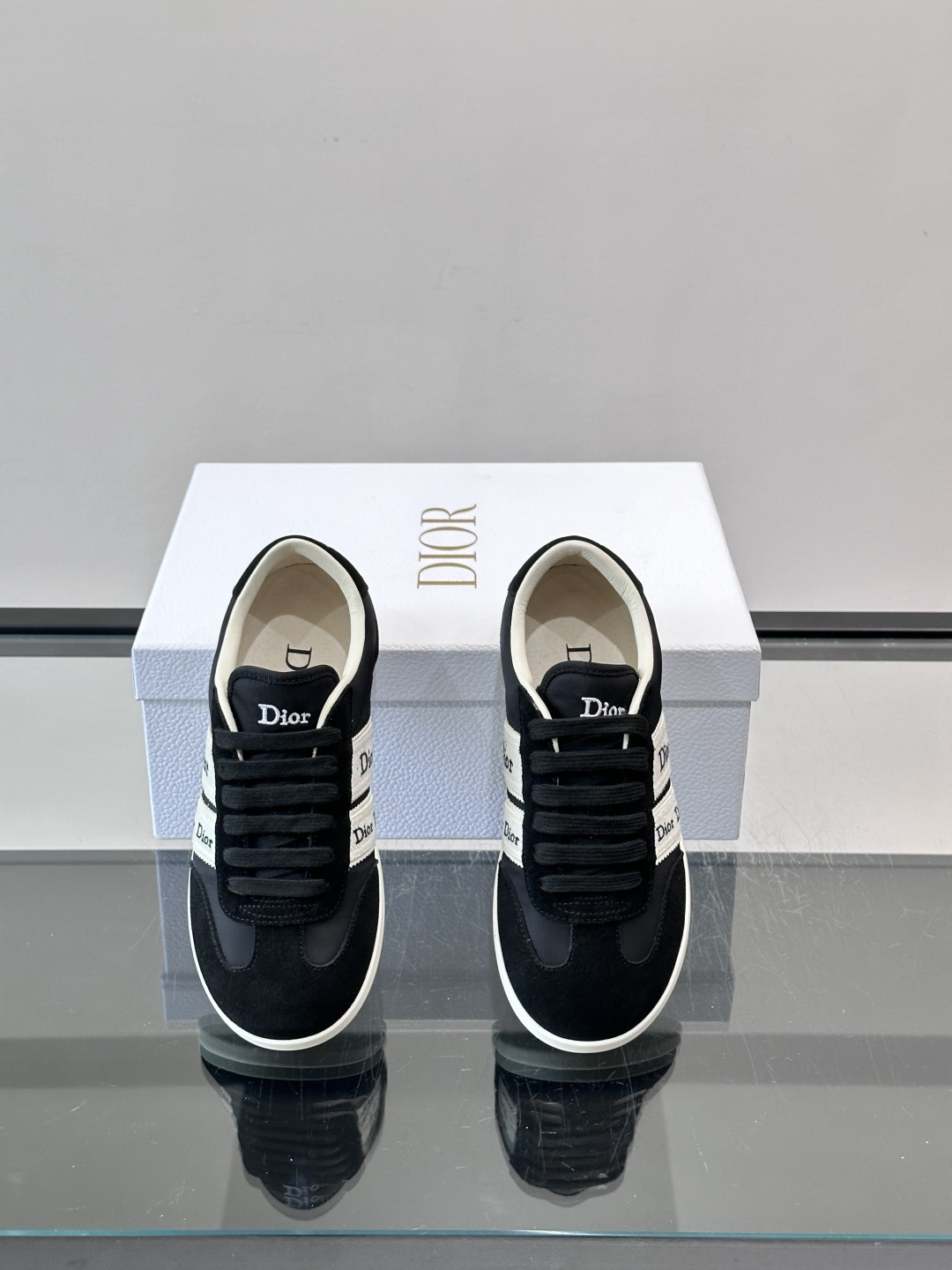 👟Dior Dway运动鞋，经典低帮设计，皮革+麂皮拼接，侧面“Dior”刺绣超有辨识度✨。橡胶鞋底，穿
