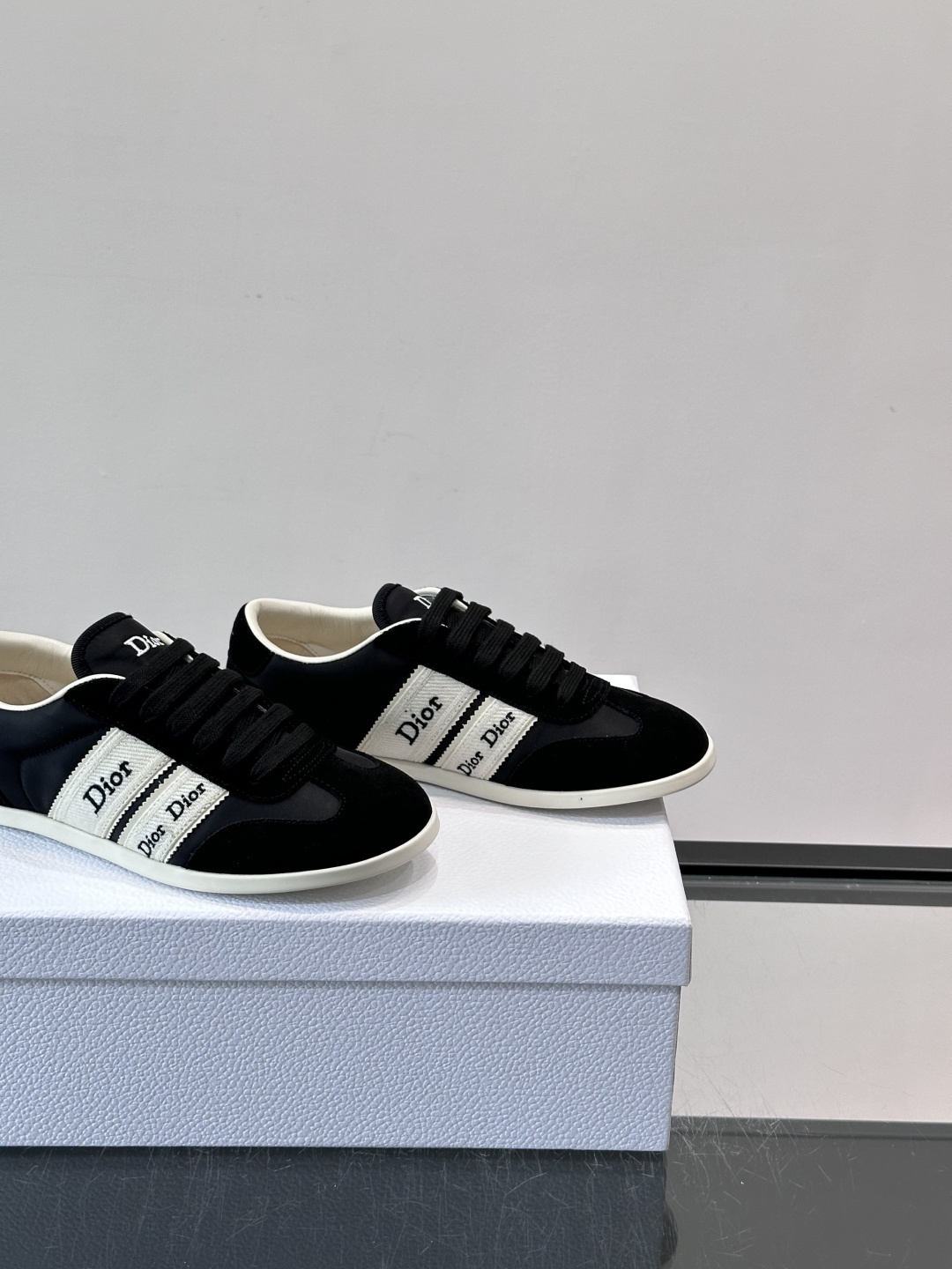 👟Dior Dway运动鞋，经典低帮设计，皮革+麂皮拼接，侧面“Dior”刺绣超有辨识度✨。橡胶鞋底，穿