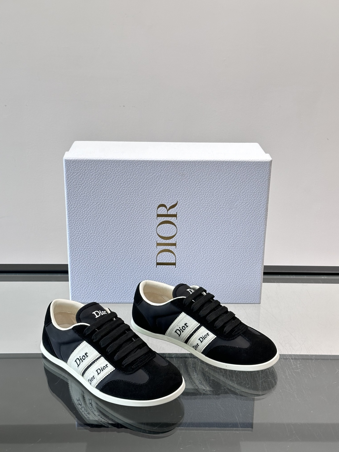 👟Dior Dway运动鞋，经典低帮设计，皮革+麂皮拼接，侧面“Dior”刺绣超有辨识度✨。橡胶鞋底，穿