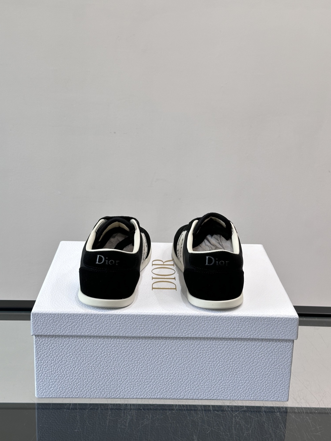 👟Dior Dway运动鞋，经典低帮设计，皮革+麂皮拼接，侧面“Dior”刺绣超有辨识度✨。橡胶鞋底，穿