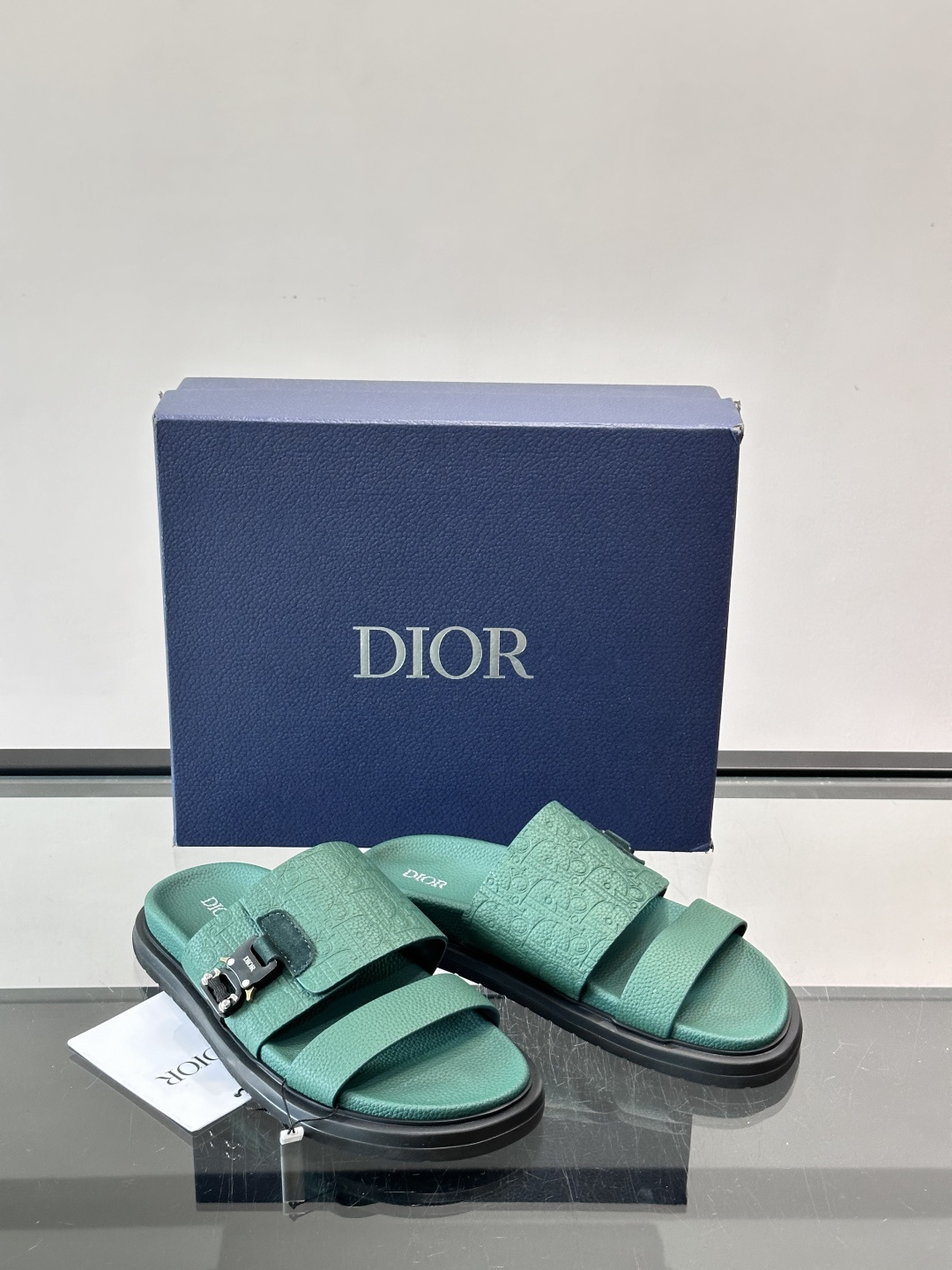Dior✨迪奥D-Club厚底凉拖，粒面牛皮革，饰有同色Oblique压花，低调又有辨识度。黑厚底设计，