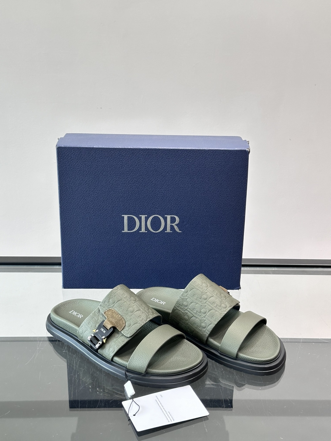 Dior✨迪奥D-Club厚底凉拖，粒面牛皮革，饰有同色Oblique压花，低调又有辨识度。黑厚底设计，