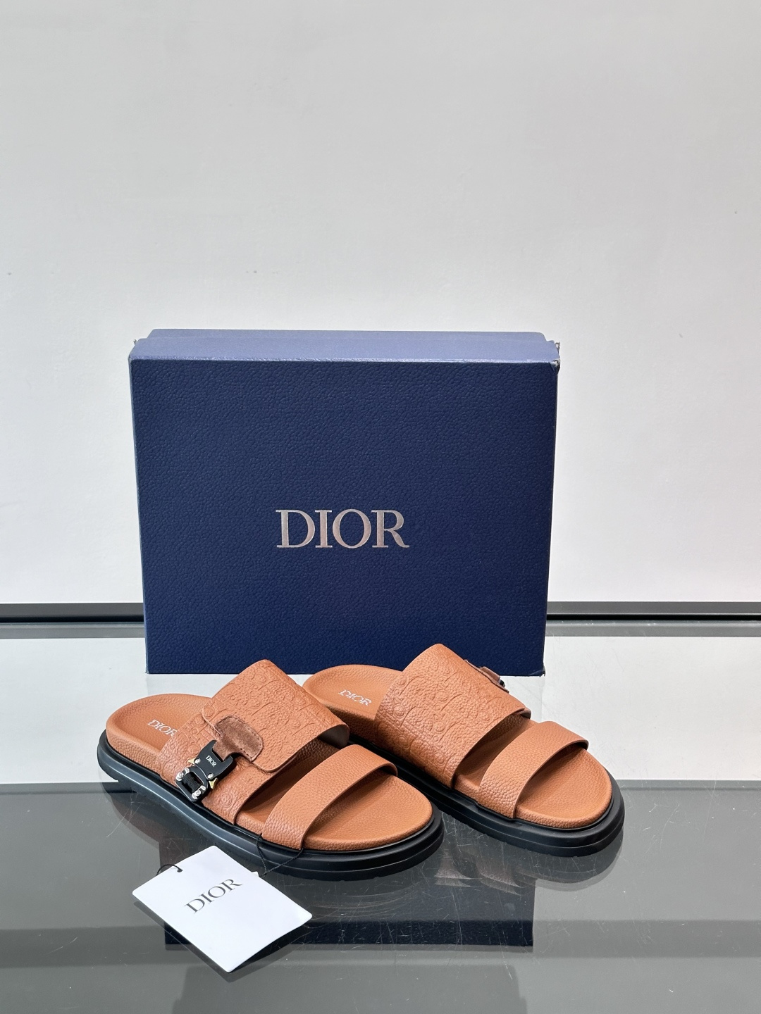 Dior✨迪奥D-Club厚底凉拖，粒面牛皮革，饰有同色Oblique压花，低调又有辨识度。黑厚底设计，