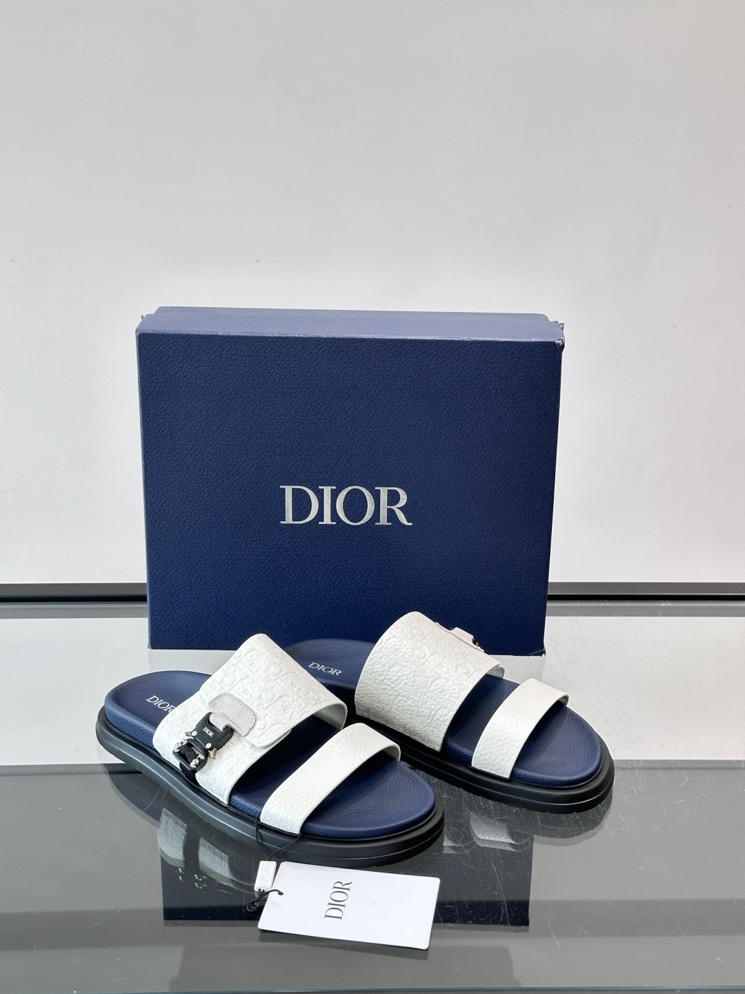 Dior✨迪奥D-Club厚底凉拖，粒面牛皮革，饰有同色Oblique压花，低调又有辨识度。黑厚底设计，