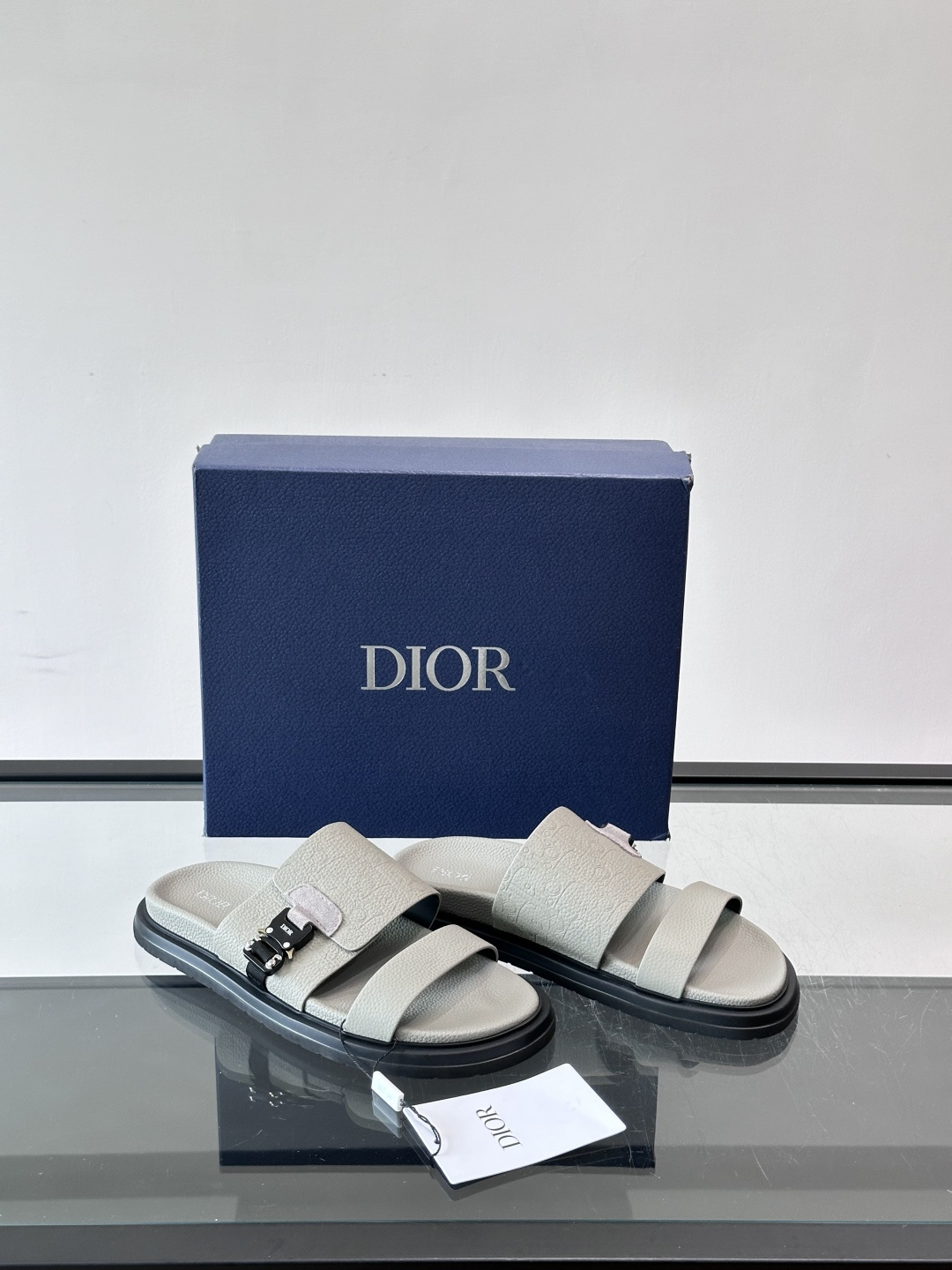 Dior✨迪奥D-Club厚底凉拖，粒面牛皮革，饰有同色Oblique压花，低调又有辨识度。黑厚底设计，