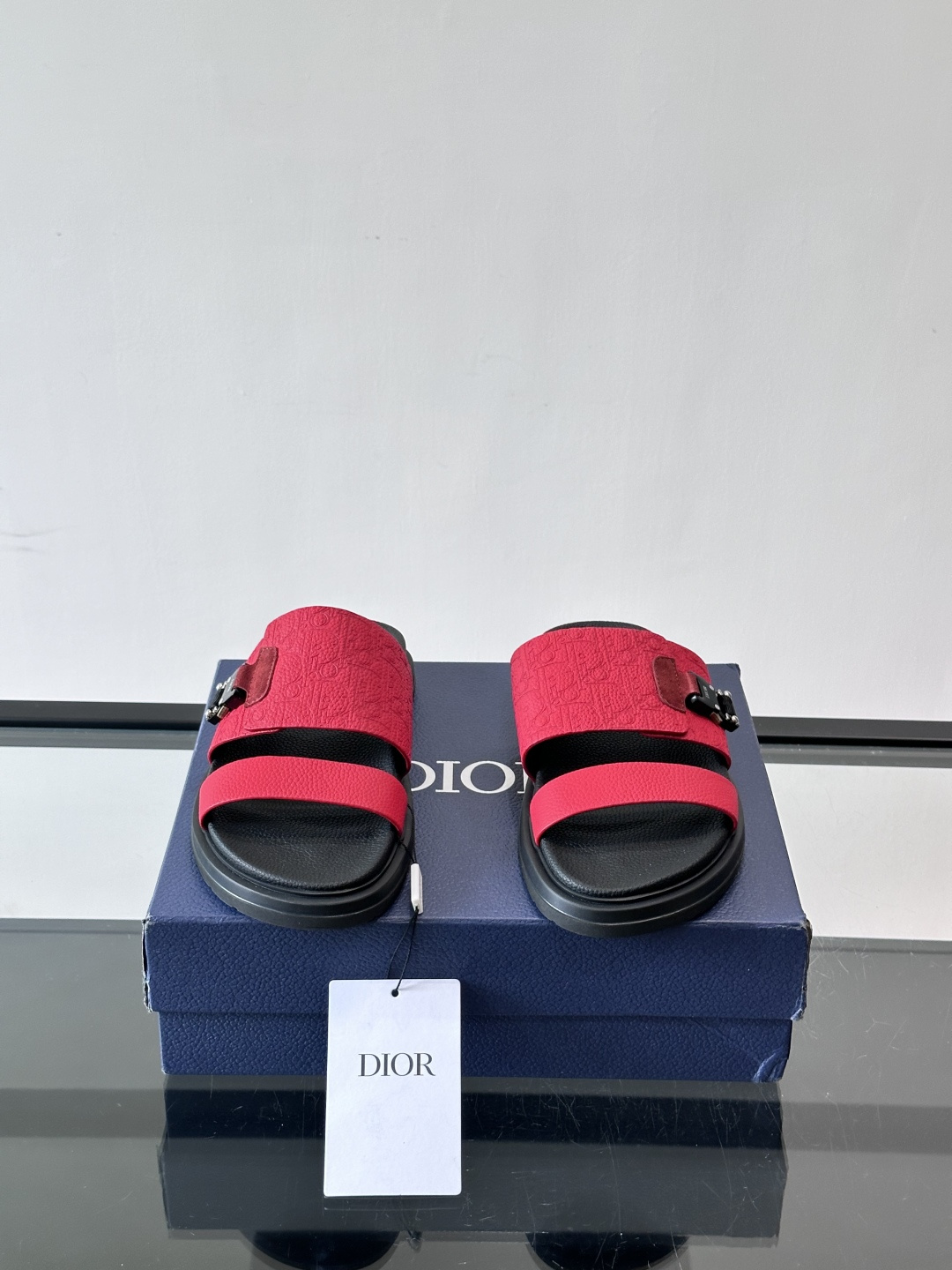Dior✨迪奥D-Club厚底凉拖，粒面牛皮革，饰有同色Oblique压花，低调又有辨识度。黑厚底设计，