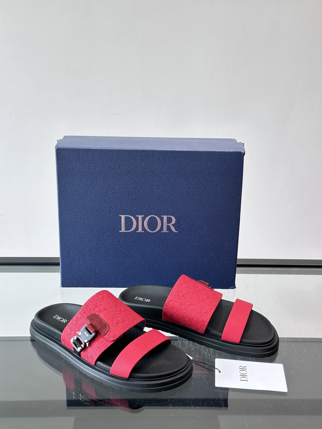 Dior✨迪奥D-Club厚底凉拖，粒面牛皮革，饰有同色Oblique压花，低调又有辨识度。黑厚底设计，
