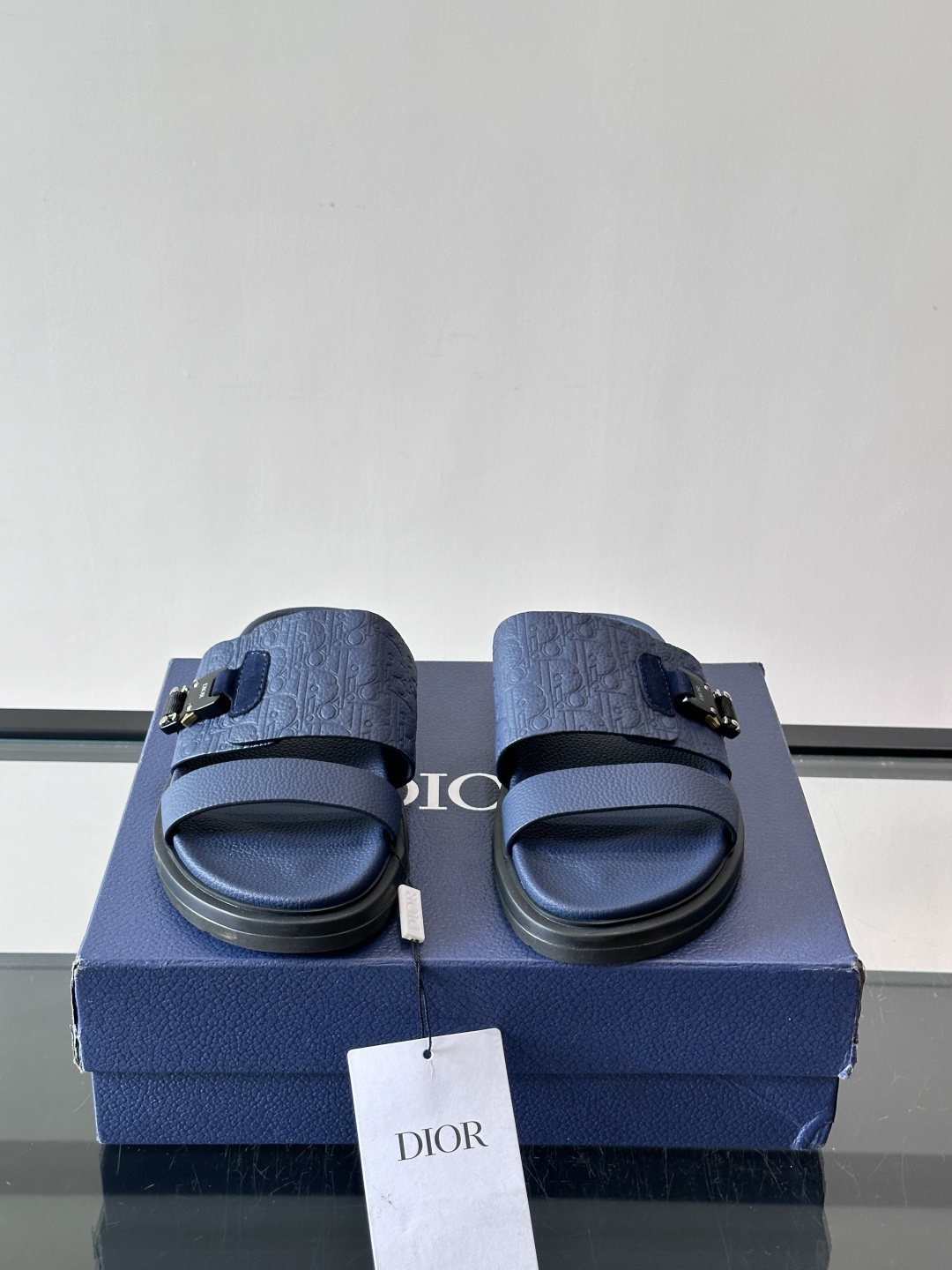 Dior✨迪奥D-Club厚底凉拖，粒面牛皮革，饰有同色Oblique压花，低调又有辨识度。黑厚底设计，