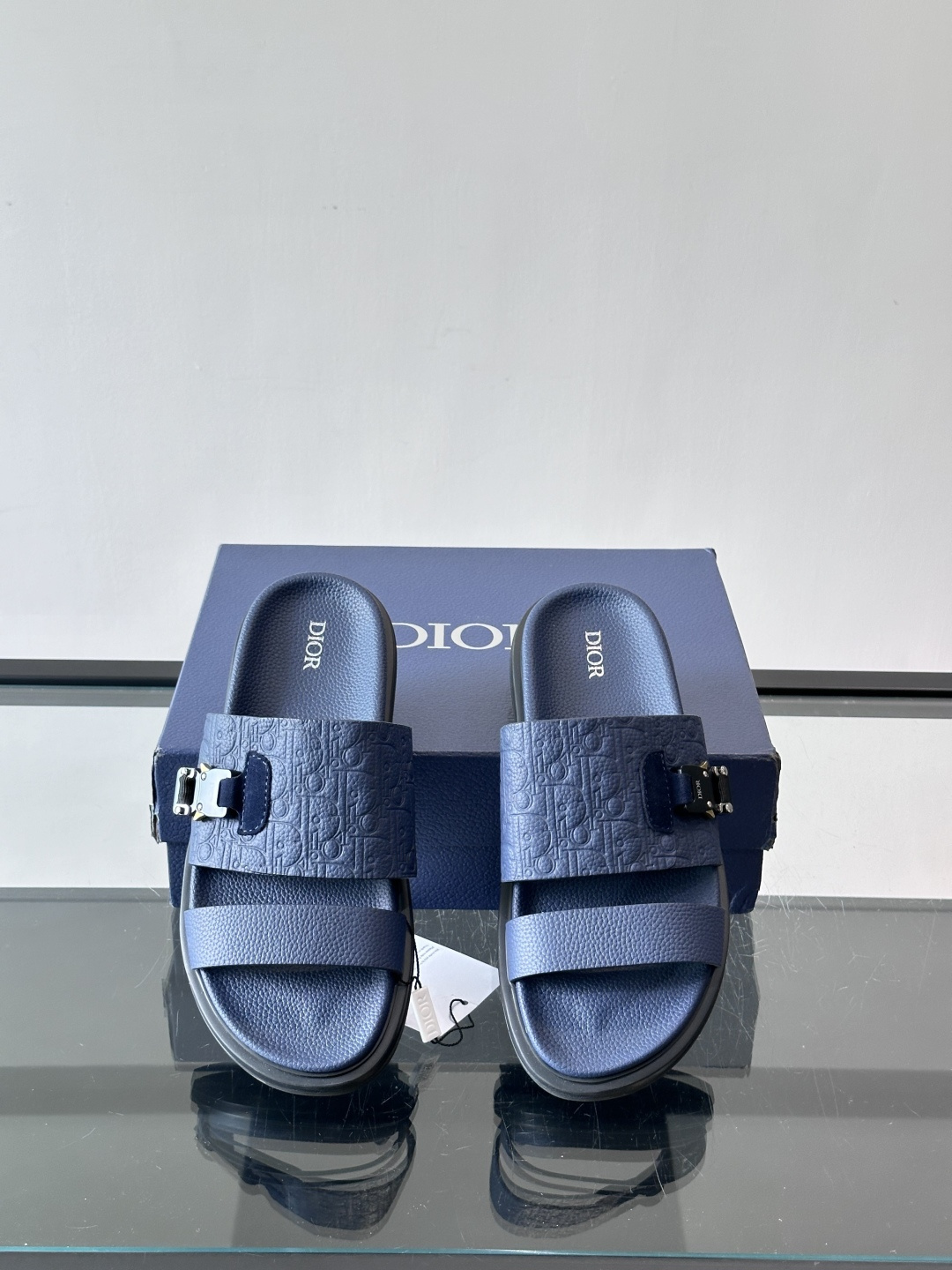Dior✨迪奥D-Club厚底凉拖，粒面牛皮革，饰有同色Oblique压花，低调又有辨识度。黑厚底设计，