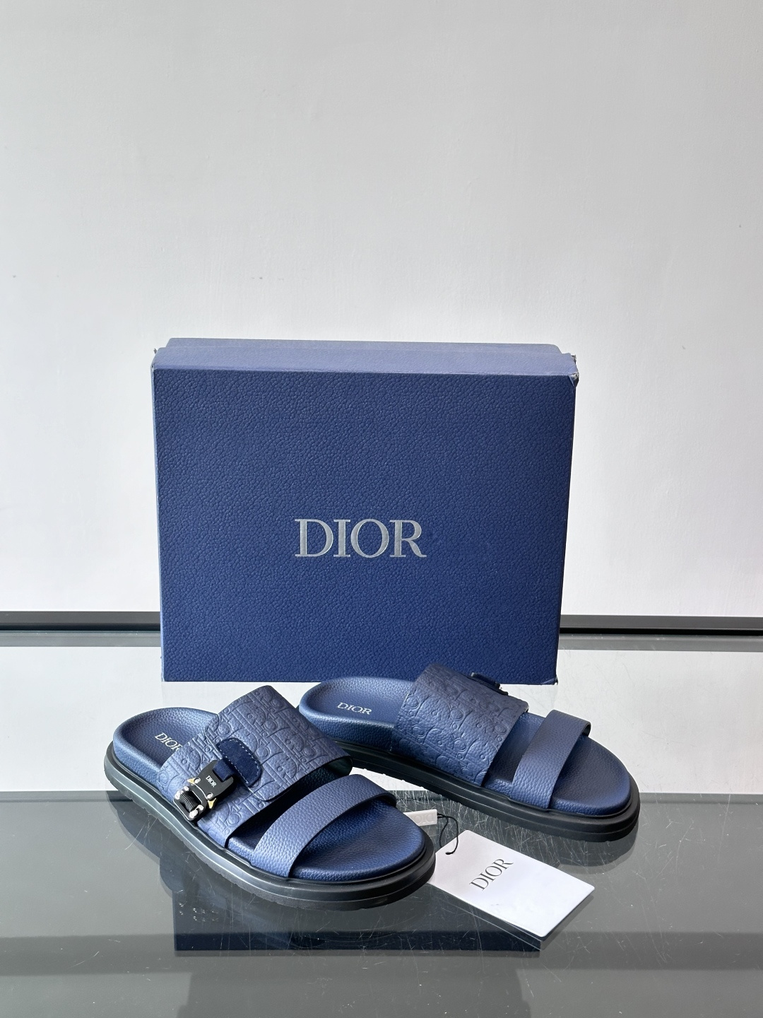 Dior✨迪奥D-Club厚底凉拖，粒面牛皮革，饰有同色Oblique压花，低调又有辨识度。黑厚底设计，