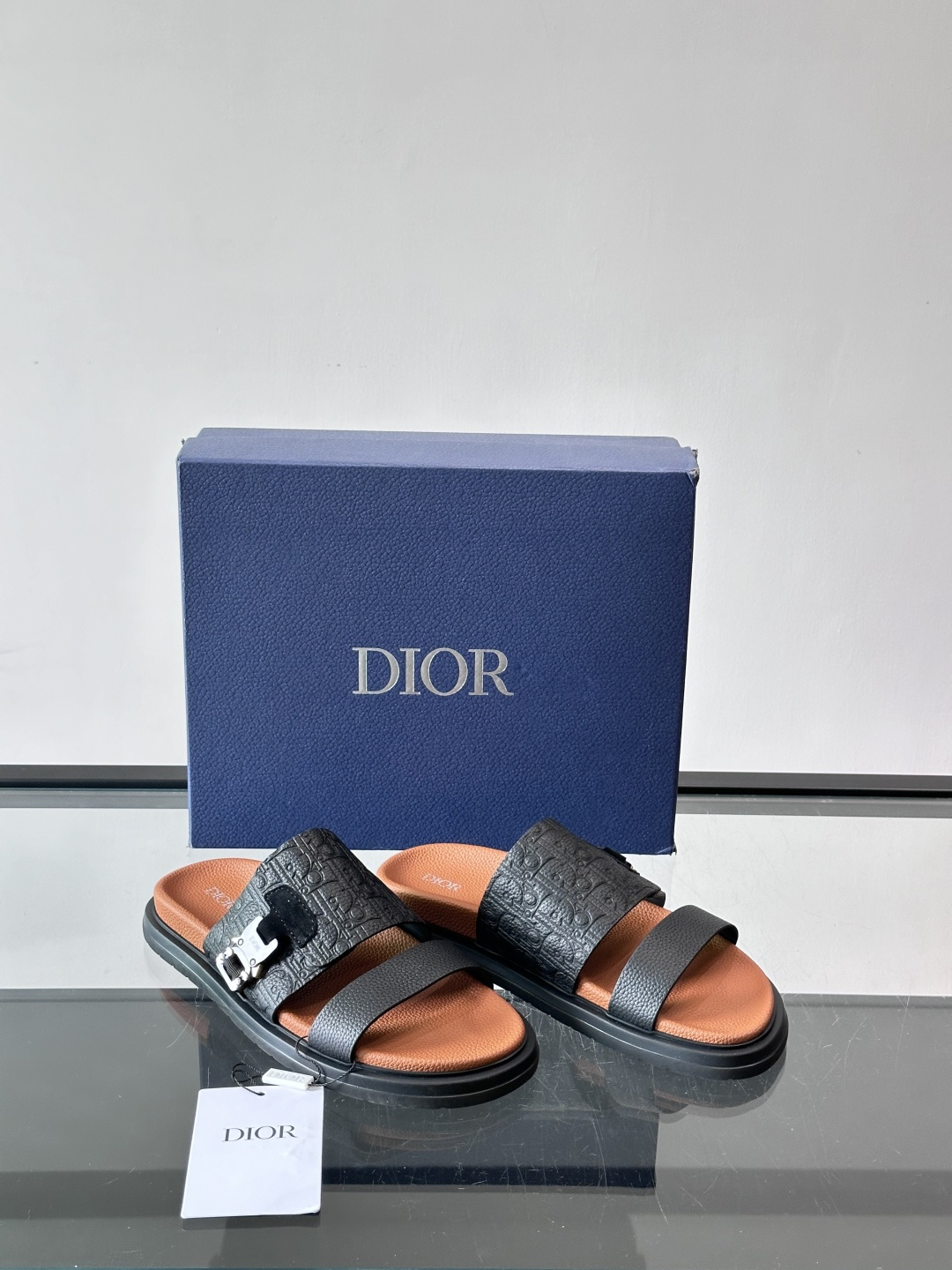 Dior✨迪奥D-Club厚底凉拖，粒面牛皮革，饰有同色Oblique压花，低调又有辨识度。黑厚底设计，