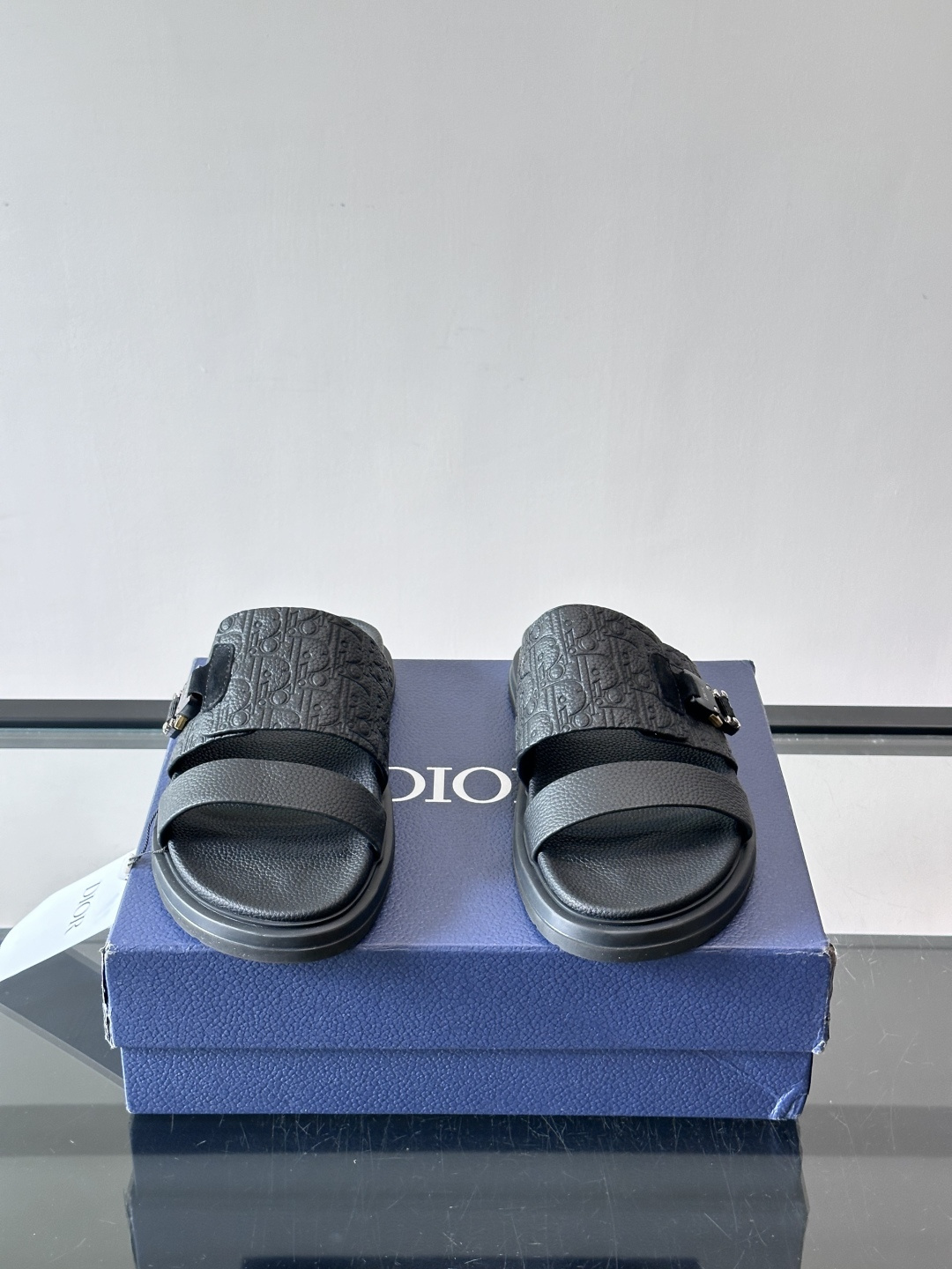 Dior✨迪奥D-Club厚底凉拖，粒面牛皮革，饰有同色Oblique压花，低调又有辨识度。黑厚底设计，