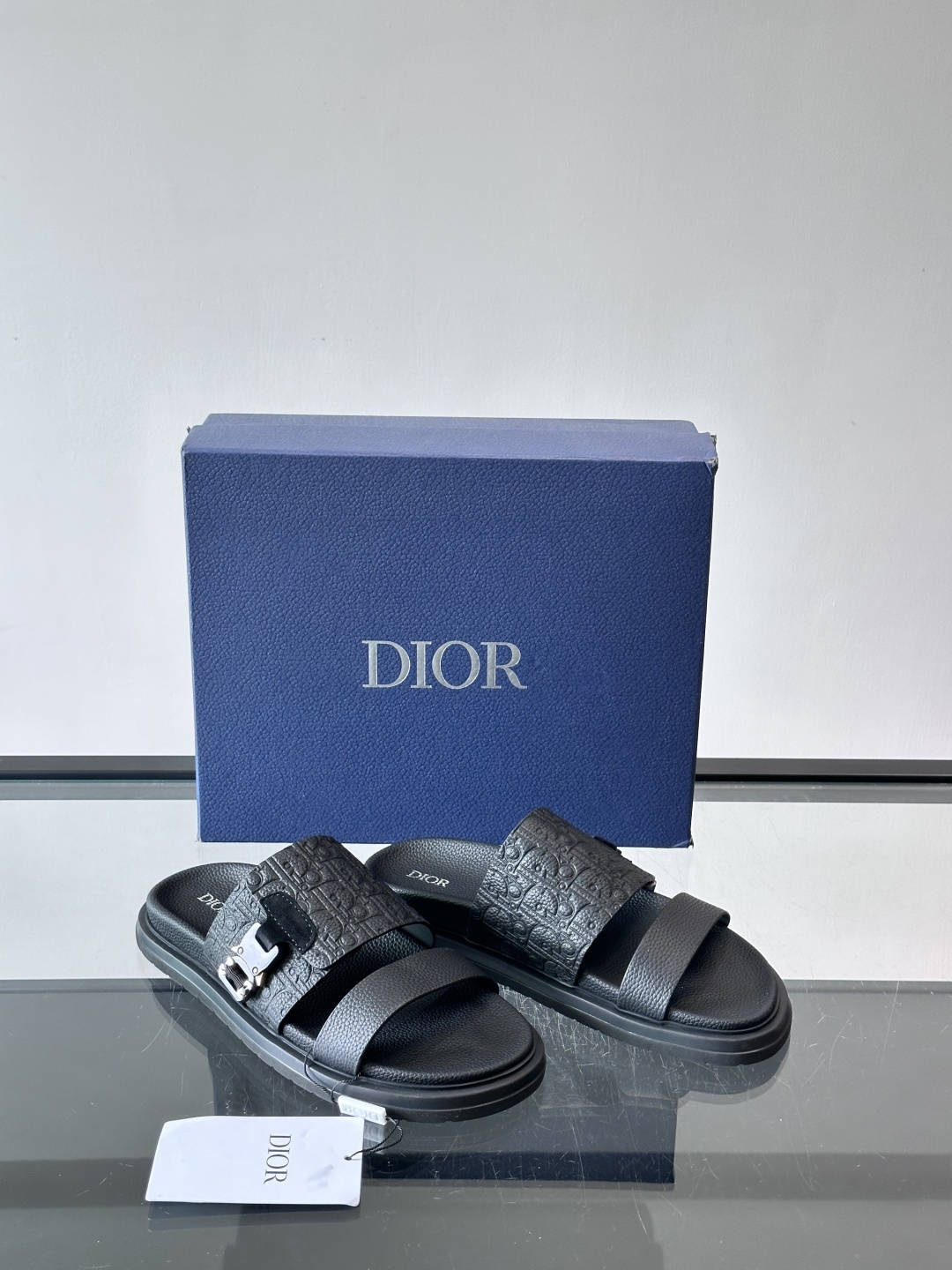 Dior✨迪奥D-Club厚底凉拖，粒面牛皮革，饰有同色Oblique压花，低调又有辨识度。黑厚底设计，