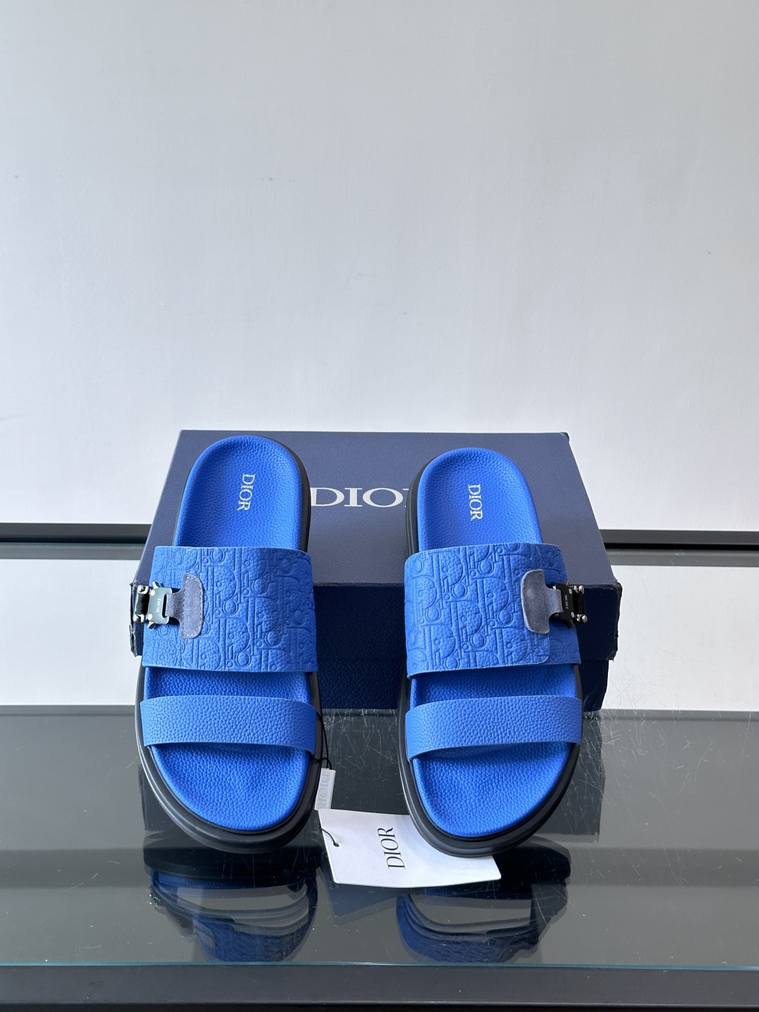 Dior✨迪奥D-Club厚底凉拖，粒面牛皮革，饰有同色Oblique压花，低调又有辨识度。黑厚底设计，