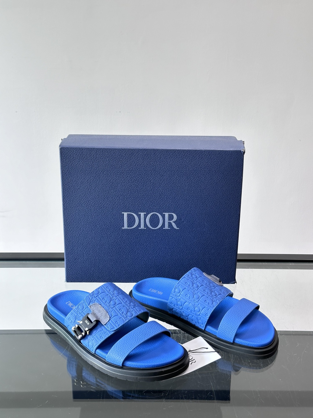 Dior✨迪奥D-Club厚底凉拖，粒面牛皮革，饰有同色Oblique压花，低调又有辨识度。黑厚底设计，
