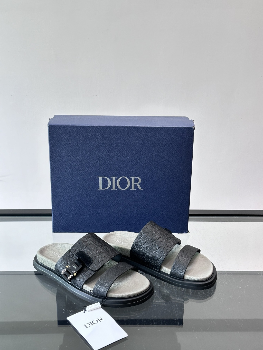 Dior✨迪奥D-Club厚底凉拖，粒面牛皮革，饰有同色Oblique压花，低调又有辨识度。黑厚底设计，