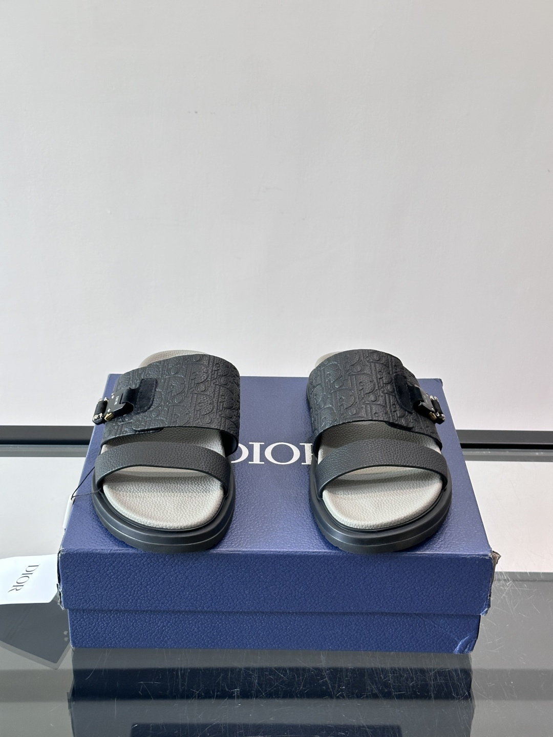 Dior✨迪奥D-Club厚底凉拖，粒面牛皮革，饰有同色Oblique压花，低调又有辨识度。黑厚底设计，