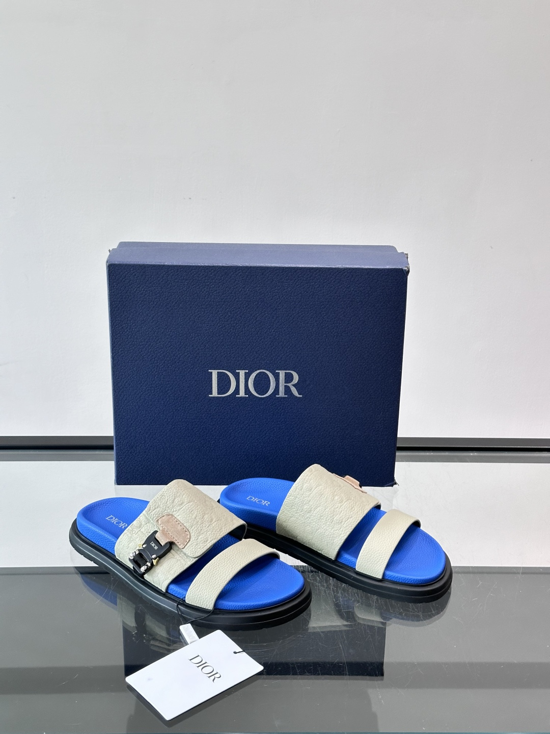 Dior✨迪奥D-Club厚底凉拖，粒面牛皮革，饰有同色Oblique压花，低调又有辨识度。黑厚底设计，