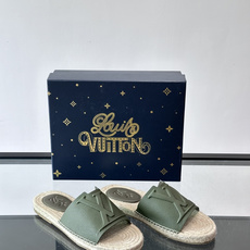 LV Isola草编凉拖,粒面小牛皮+经典Monogram压花,辨识度超高!鞋底是天然草编,轻便透气,夏 LV Isola草编凉拖,粒面小牛皮+经典Monogram压花,辨识度超高!鞋底是天然草编,轻便透气,夏