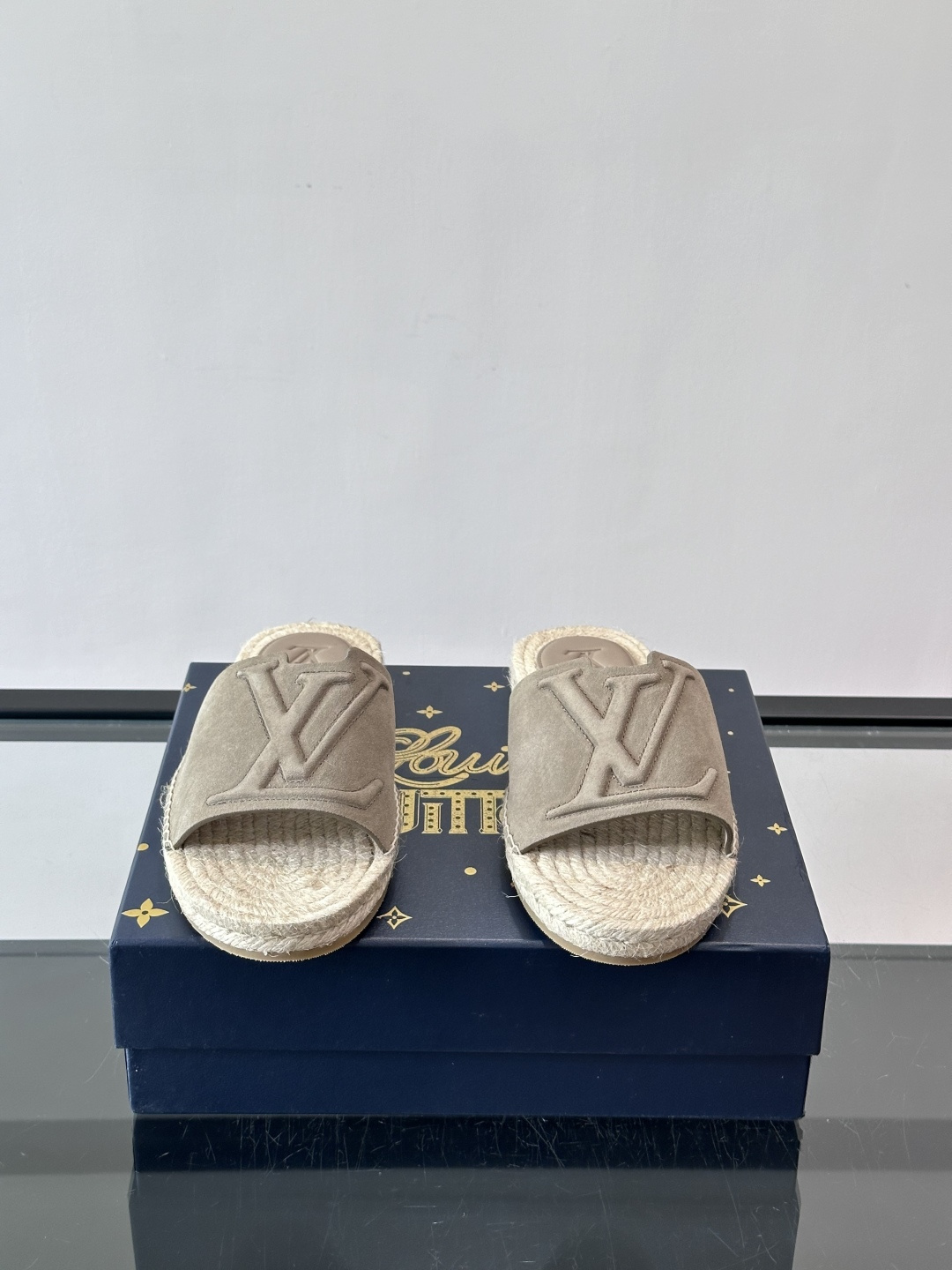 LV Isola草编凉拖，粒面小牛皮+经典Monogram压花，辨识度超高！鞋底是天然草编，轻便透气，夏