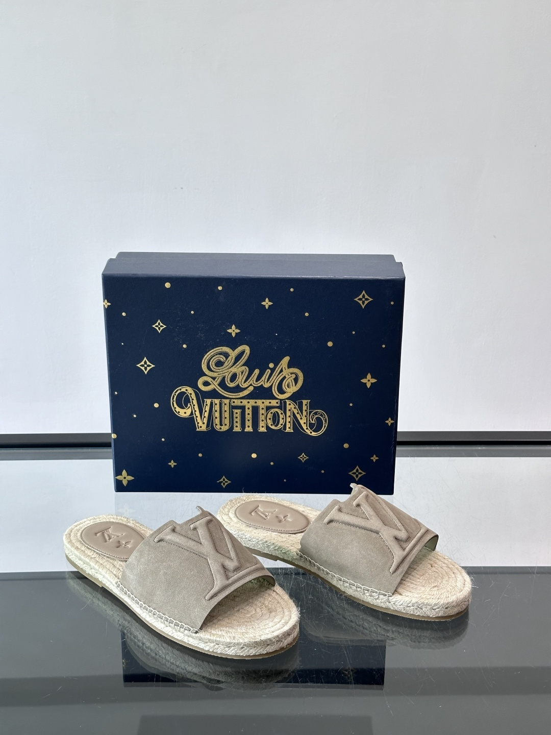 LV Isola草编凉拖，粒面小牛皮+经典Monogram压花，辨识度超高！鞋底是天然草编，轻便透气，夏