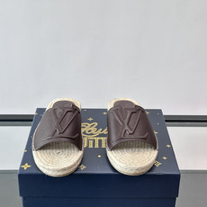 LV Isola草编凉拖,粒面小牛皮+经典Monogram压花,辨识度超高!鞋底是天然草编,轻便透气,夏 LV Isola草编凉拖,粒面小牛皮+经典Monogram压花,辨识度超高!鞋底是天然草编,轻便透气,夏