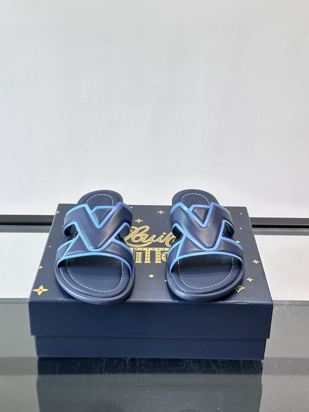 LV Isola系列男士凉拖,双带设计+Monogram浮雕,绒面革材质超有质感!米色鞋面配白色橡胶底, LV Isola系列男士凉拖,双带设计+Monogram浮雕,绒面革材质超有质感!米色鞋面配白色橡胶底,